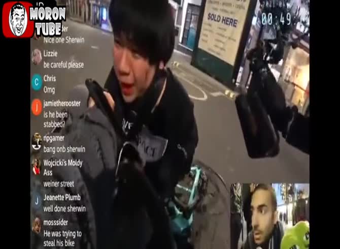 Video :An English tourist who was viciously attacked by a robber is saved by a streamer
